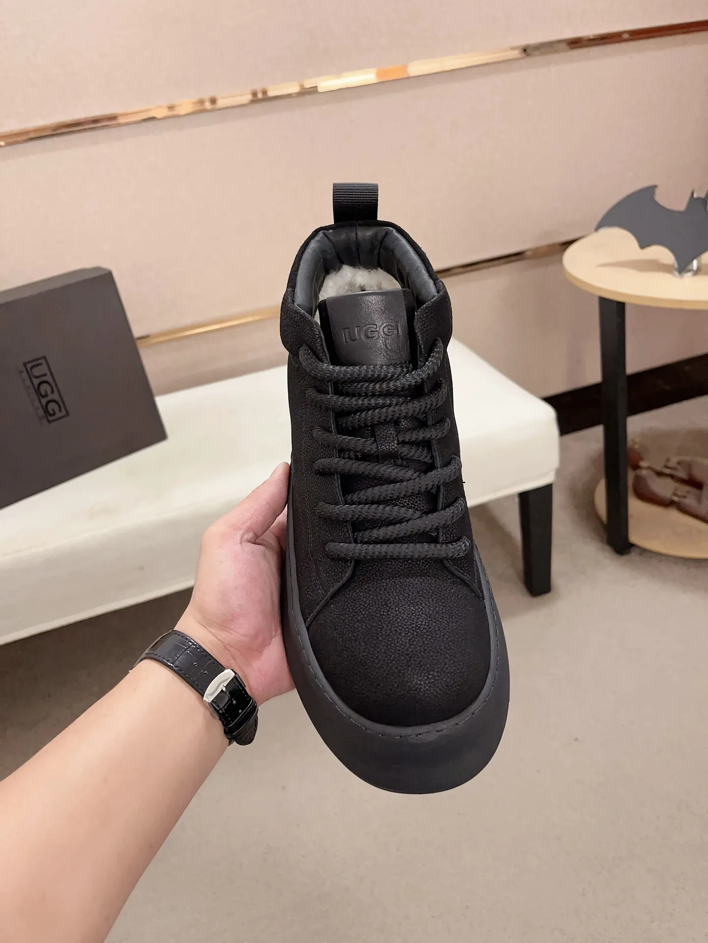 Factory price: 740💰North American men's shoes Ugg ☃️In the special sale of new high-quality men's shoes snow boots in autumn and winter, the nemesis of extreme cold weather! Made of cowhide leather, merino wool lining, and original outsole, whether driving, outdoor or daily wear, there is always one that suits you! Code number 39-44